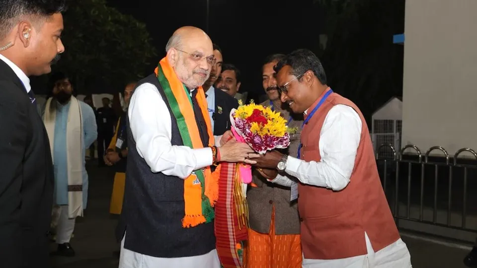 Amit Shah being welcomed by Vinod Tawde at Kolkata airport on Friday, Jan 31, 2026.