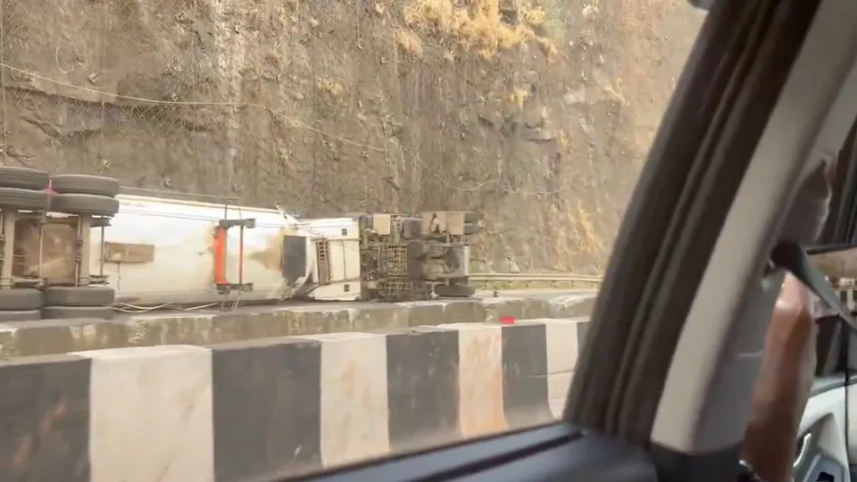 Mumbai-Pune Expressway gas tanker overturns