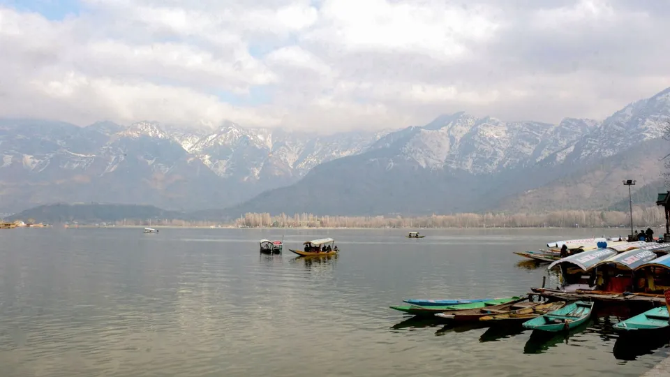 Snowfall in Kashmir Snowfall Shikara Srinagar Weather Dal Lake