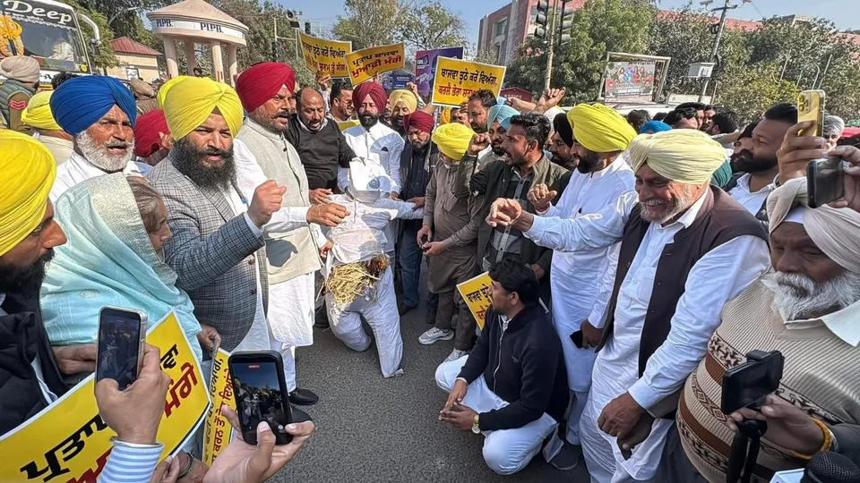 AAP Protest Against Partap Singh Bajwa