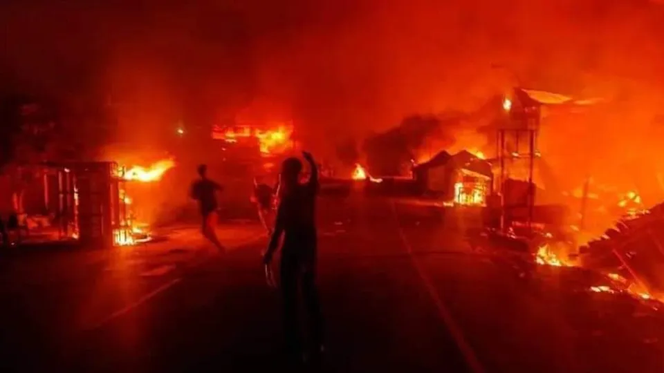 Manipur mobs burn empty houses in Moreh.jpg