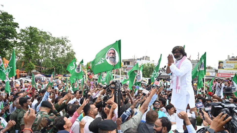 Former Jharkhand chief minister Hemant Soren addressing JMM workers