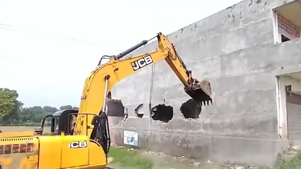 The district administration bulldozed a shopping complex here belonging to Moid Khan on Thursday