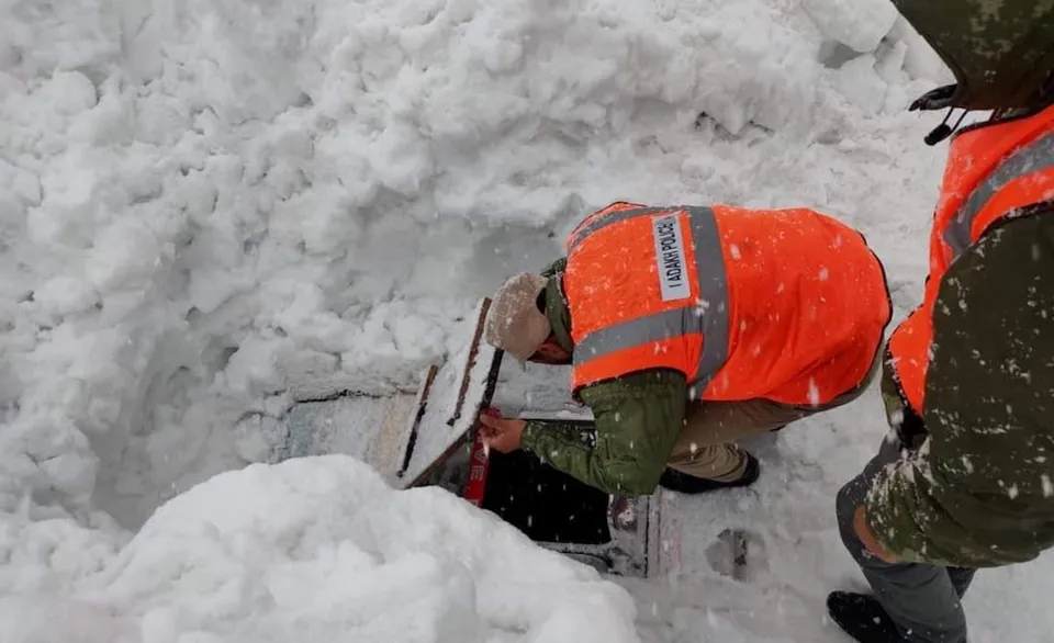 Kargil Police and BRO deployed at Minamarg and safely rescued 6 persons trapped and vehicles being recovered from the huge avalanche at Shaitan Nallah, Zojila
