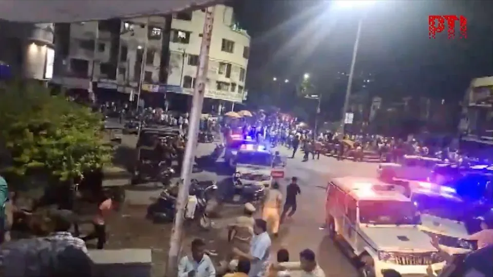 Surat ganesh pandal stone pelting