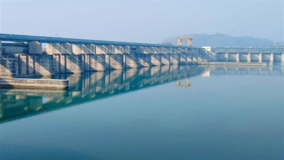 Hathnikund barrage.jpg