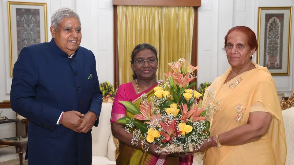Vice President Jagdeep Dhankhar along with his wife called on President Droupadi Murmu and conveyed birthday greetings 