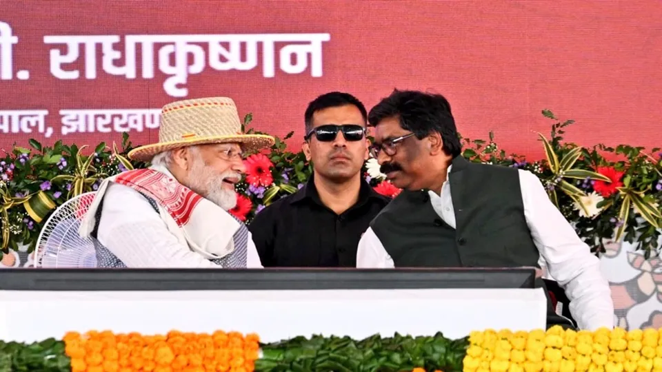 Prime Minister Narendra Modi during ‘Jan Jatiya Guarv Diwas’ and Jharkhand Foundation Day celebrations in Khunti, Jharkhand