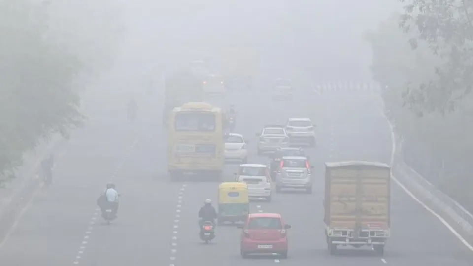 Delhi witnesses rare fog