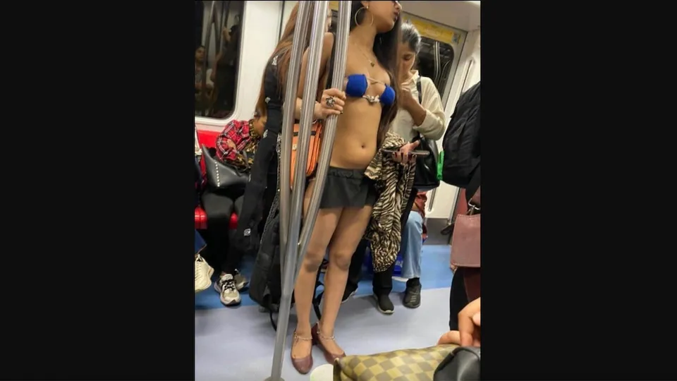 Delhi metro short clothes girl video