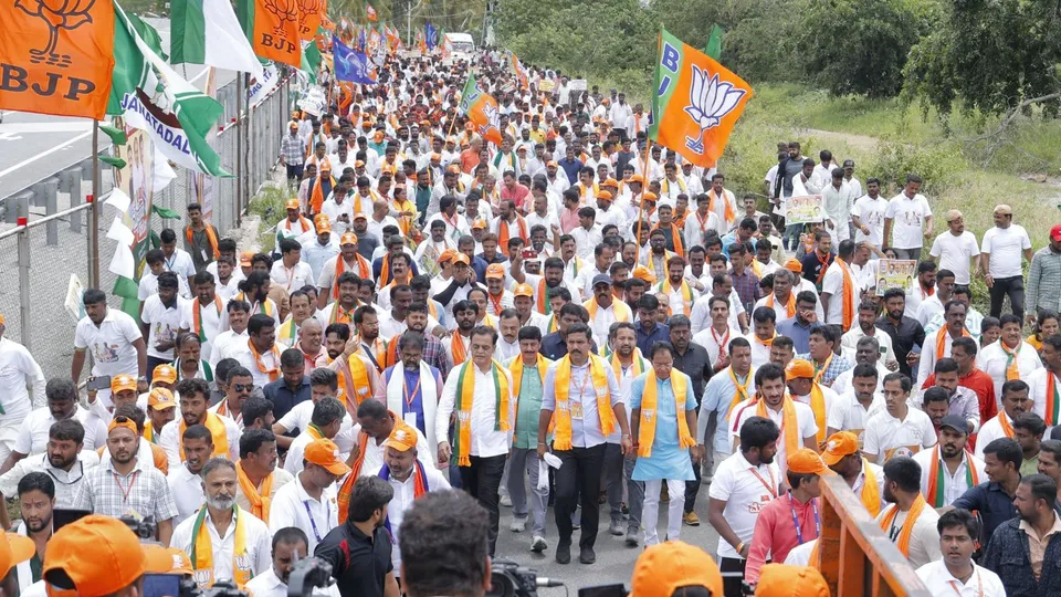 Karnataka BJP President B.Y. Vijayendra with BJP and JD(S) workers during a week-long protest march from Bengaluru to Mysuru