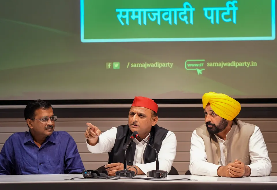 Samajwadi Party President Akhilesh Yadav with Delhi Chief Minister and AAP Covener Arvind Kejriwal and Punjab Chief Minister Bhagwant Mann during a joint press conference, at SP office in Lucknow
