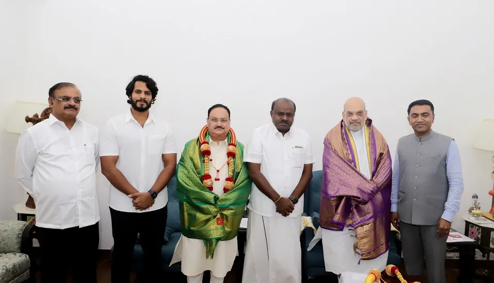 H D Kumaraswamy Amit Shah.jpg