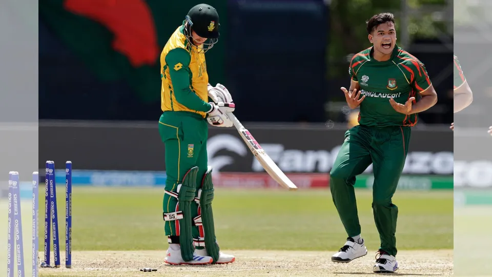 Bangladesh's Taskin Ahmed, right, celebrates the dismissal of South Africa's Heinrich Klaasen, left, during the ICC Men's T20 World Cup cricket match between Bangladesh and South Africa