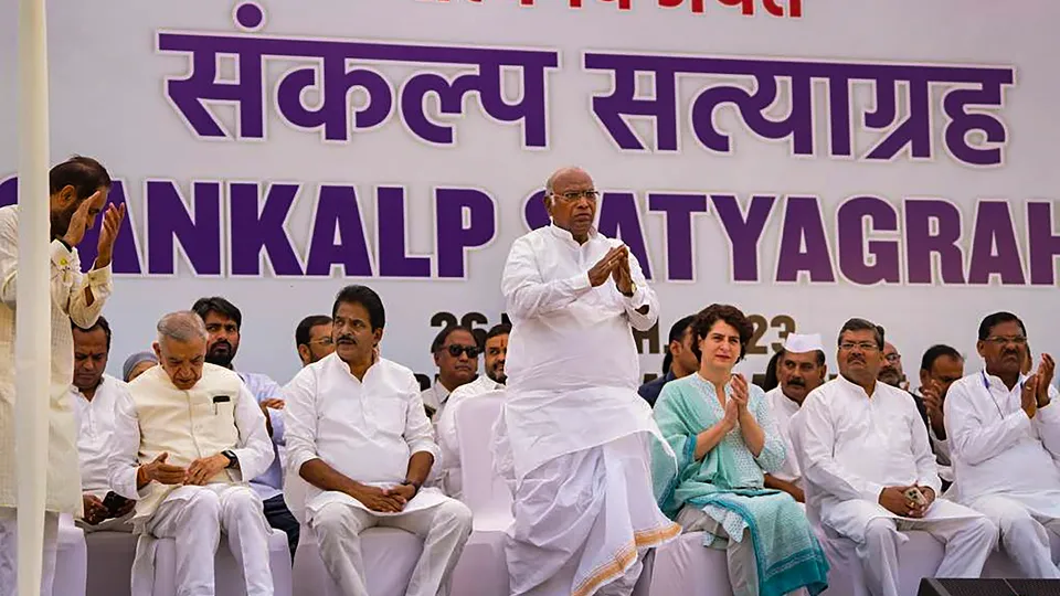 Congress begins sankalp satyagrah at Rajghat