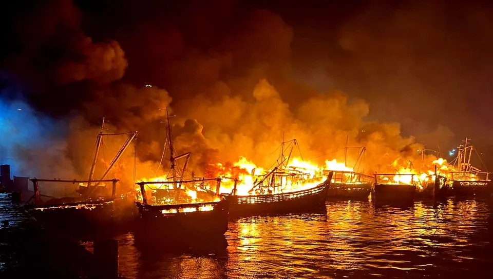 Boats Fire Visakhapatnam.jpg