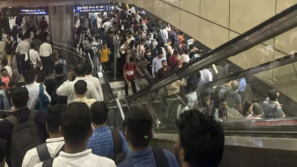 Delhi Metro crowd