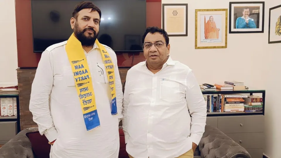 Former BJP minister Chhatar Pal Singh with AAP Haryana chief Sushil Gupta