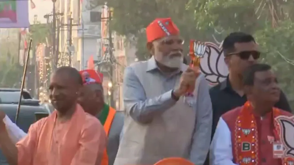 People in large numbers gathered to witness the roadshow of Prime Minister Narendra Modi in Ghaziabad.