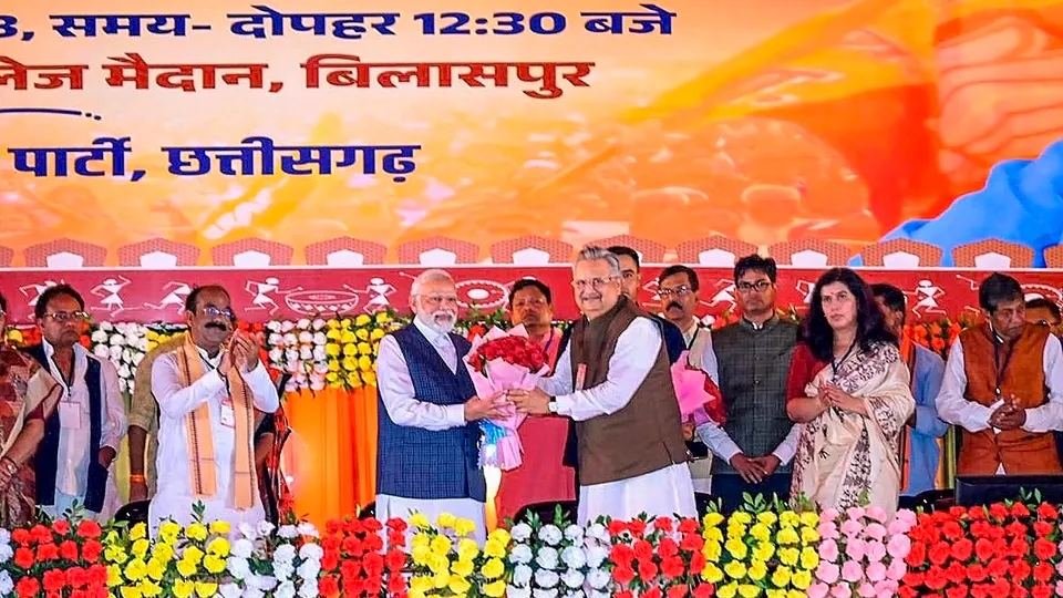 Prime Minister Narendra Modi being felicitated by former Chhattisgarh CM Raman Singh during the 'Parivartan Mahasankalp' rally, in Bilaspur, Saturday