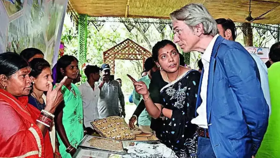 Emmanuel Lenain looking at Sohrai paintings.jpg