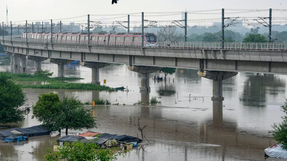 Okhla Barrage Yamuna.jpg