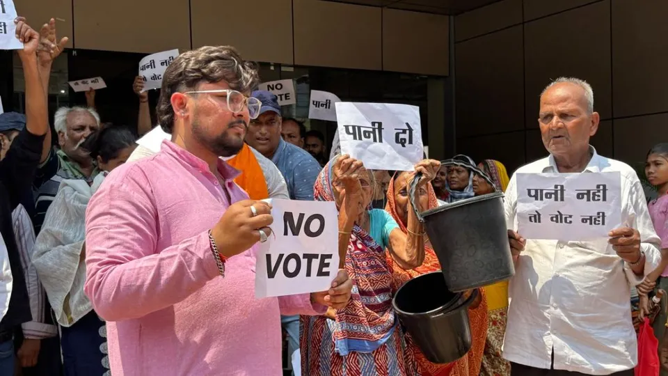 Shaheed Thakur Ji Pathak Welfare Society National Wing leader Surya Pathak and National General Secretary Chandra Prakash Pathak led a protest with their team in front of Jugsalai Municipality Corporation.