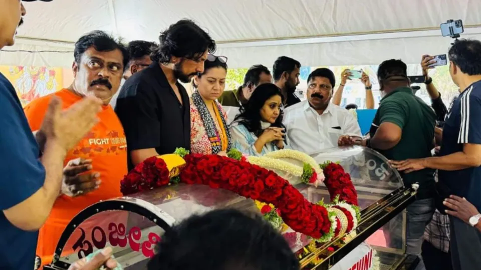 People bid a tearful adieu to veteran Kannada actor, producer and director Dwarakish on Wednesday.