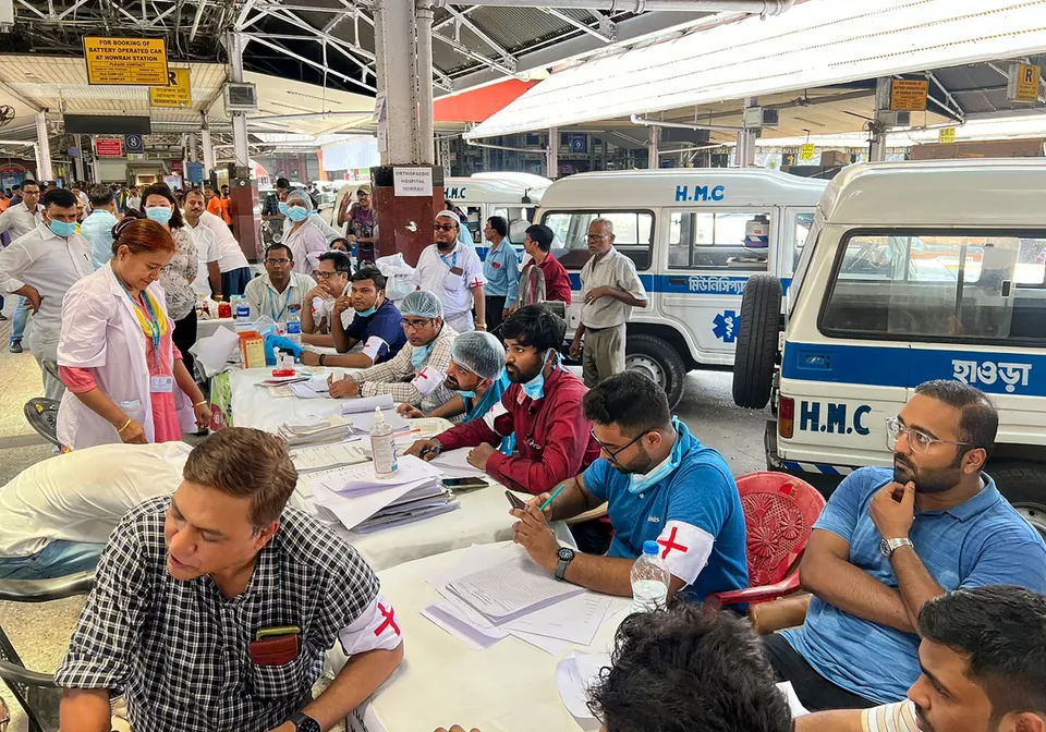 Health workers at a help desk at Howrah railway station following an accident involving three trains in Odisha's Balasore