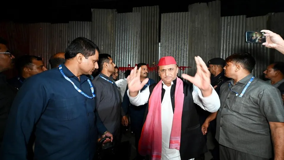 Akhilesh Yadav arrives at the gate of Jaiprakash Narayan International Center (JPNIC) as it is being allegedly covered by the state government, in Gomti Nagar area of Lucknow, Thursday, Oct. 10, 2024.