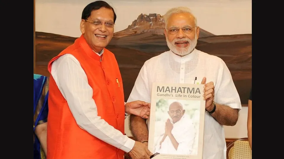 Bindeshwar Pathak and narendra modi.jpg