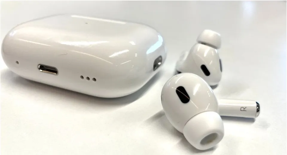 Apple AirPods.jpg