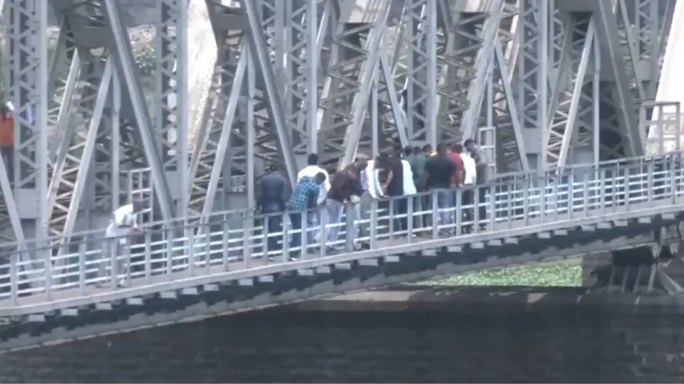 The Crime Branch team reaches the Tapi river bank in Surat, Gujarat, to search for the gun