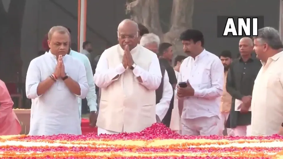 Mallikarjun Kharge at Rajghat