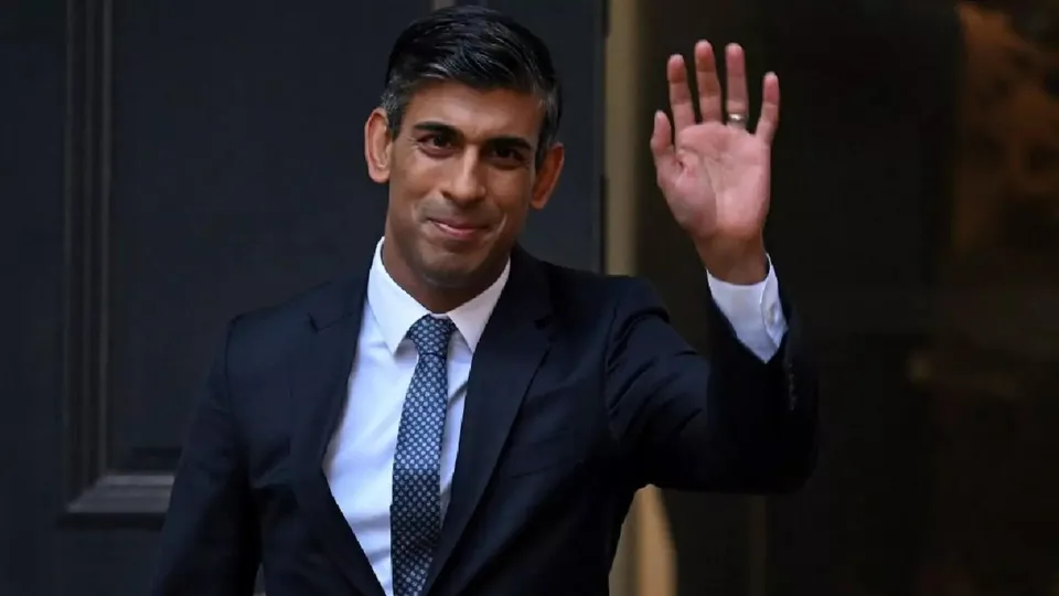 Rishi Sunak waving picture.jpg