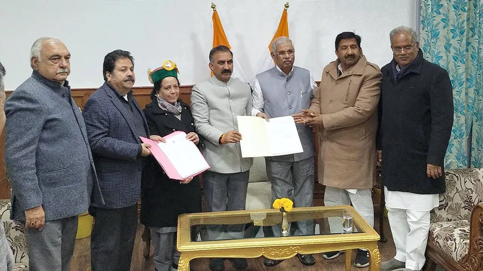 Sukhvinder Singh Sukhu, Rajeev Shukla, Pratibha Singh, Bhupinder Hooda and others with Governor Rajendra Vishwanath Arlekar