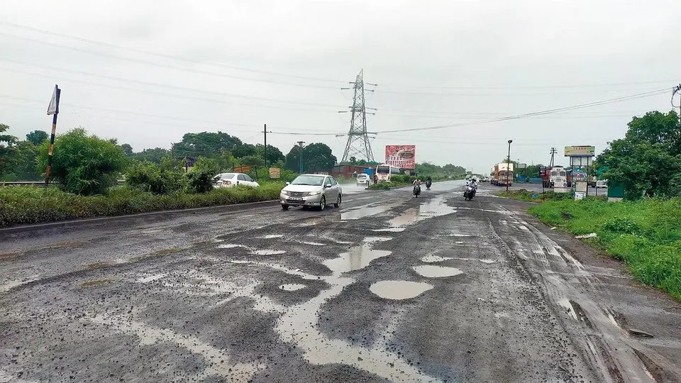 Pothole Mumbai Goa National Highway.jpg