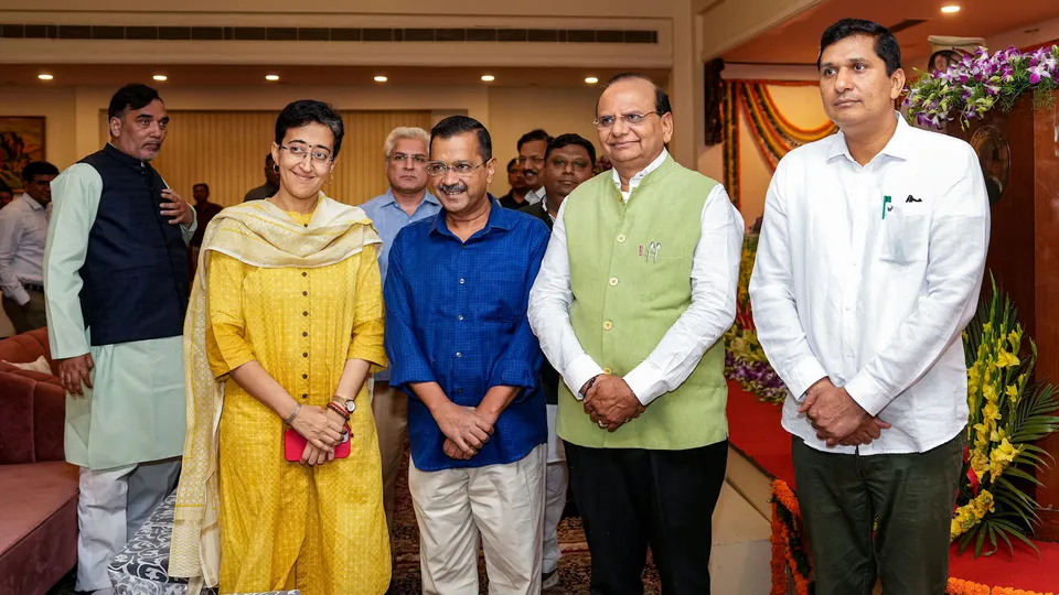 Delhi Lt. Governor Vinai Kumar Saxena (2nd from right) and Chief Minister Arvind Kejriwal (2nd from left) with newly sworn-in Delhi Cabinet Ministers Atishi Marlena (left) and Saurabh Bharadwaj