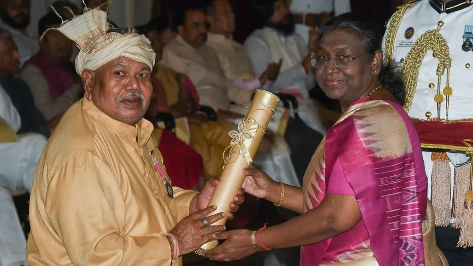 President Droupadi Murmu confers Padma Shri on Hemchand Manjhi in the field of Medicine in New Delhi