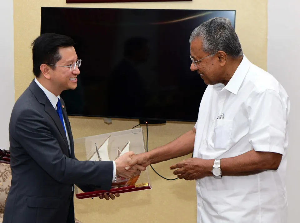 Nguyen Thanh Hai  with Pinarayi Vijayan.jpg