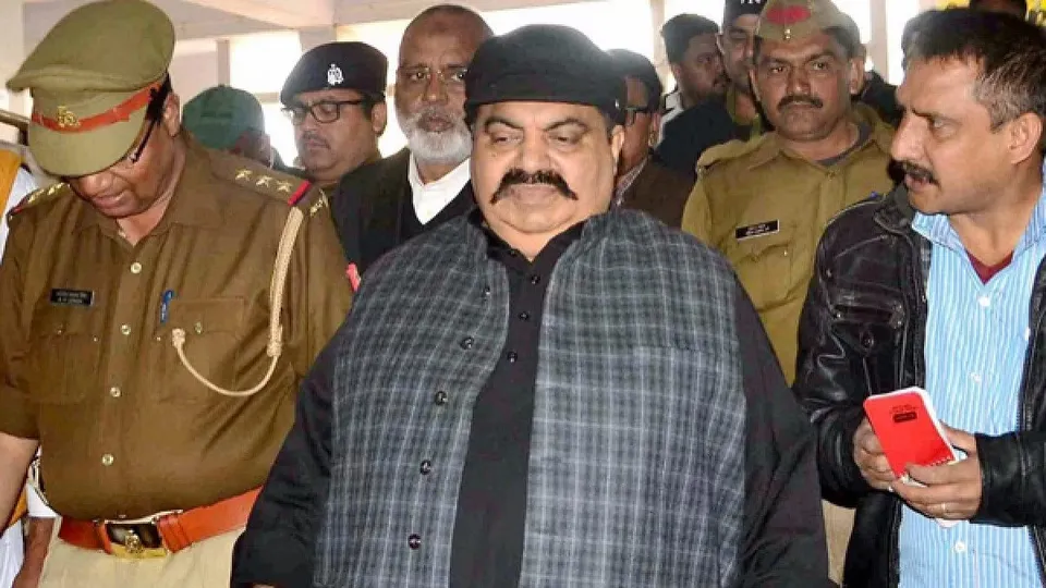 Atiq Ahmad with Police.jpg