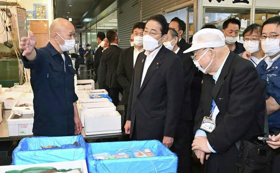 Fumio Kishida at fish market.jpg