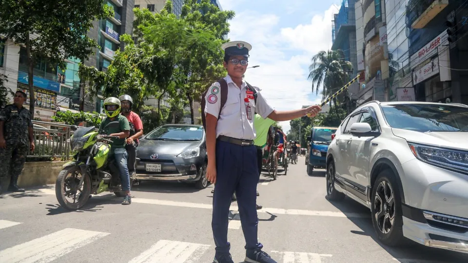 Bangladesh students managing traffic