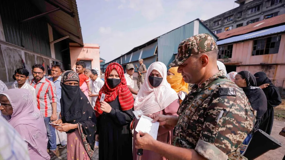 People wait in queues to cast their votes during the fifth phase of Lok Sabha elections, in Howrah, Monday, May 20, 2024