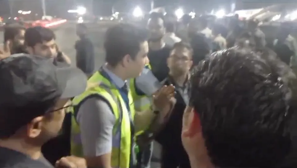 Passengers argue IndiGo staff at Mumabi airport over flight delay