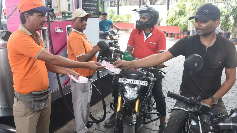 2000 NOTES PETROL PUMP.jpg