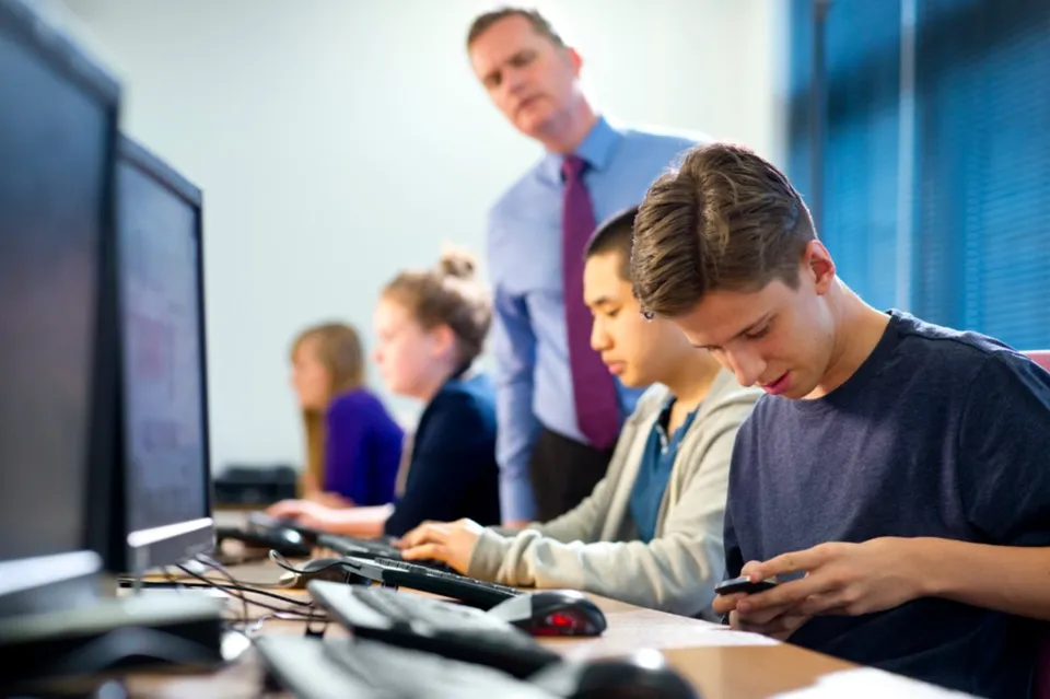 mobile phone students.jpg