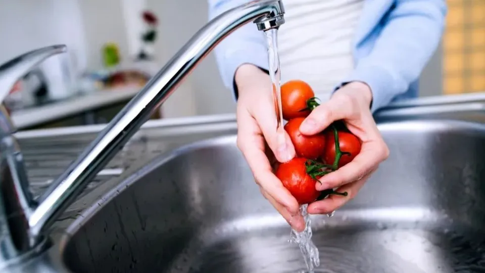 Washing vegetables