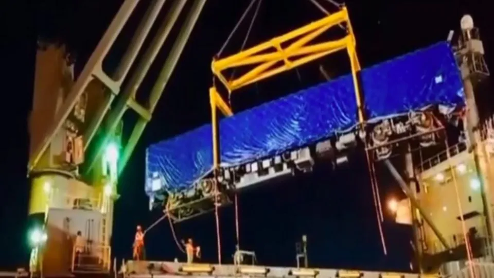 Sixteen new metro rail coaches arrived at the Syama Prasad Mookerjee Port (SMPK) in Kolkata on Friday