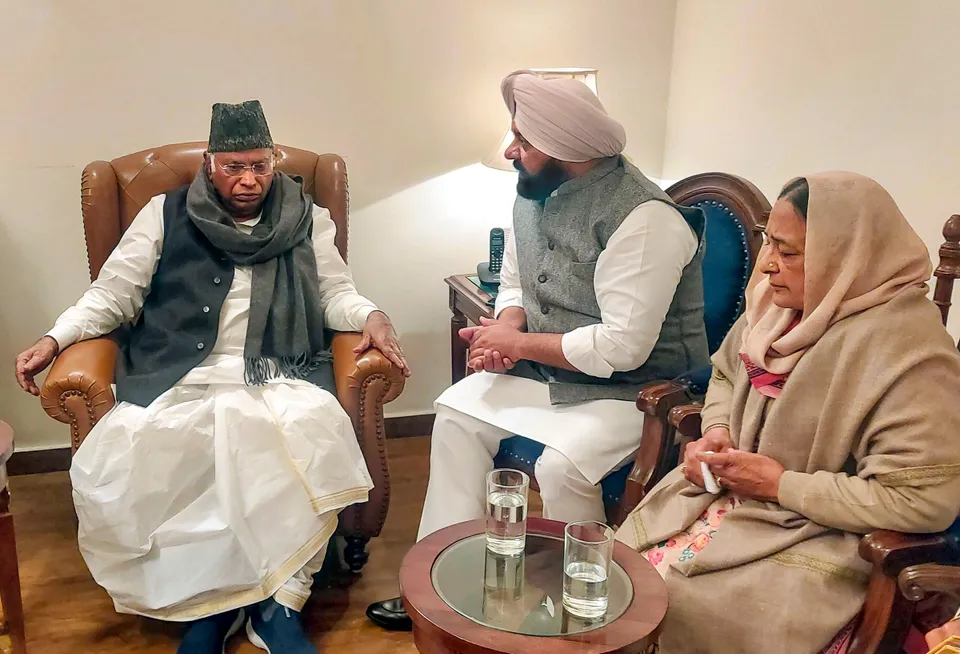 Mallikarjun Kharge meets Santokh Chaudhary Family